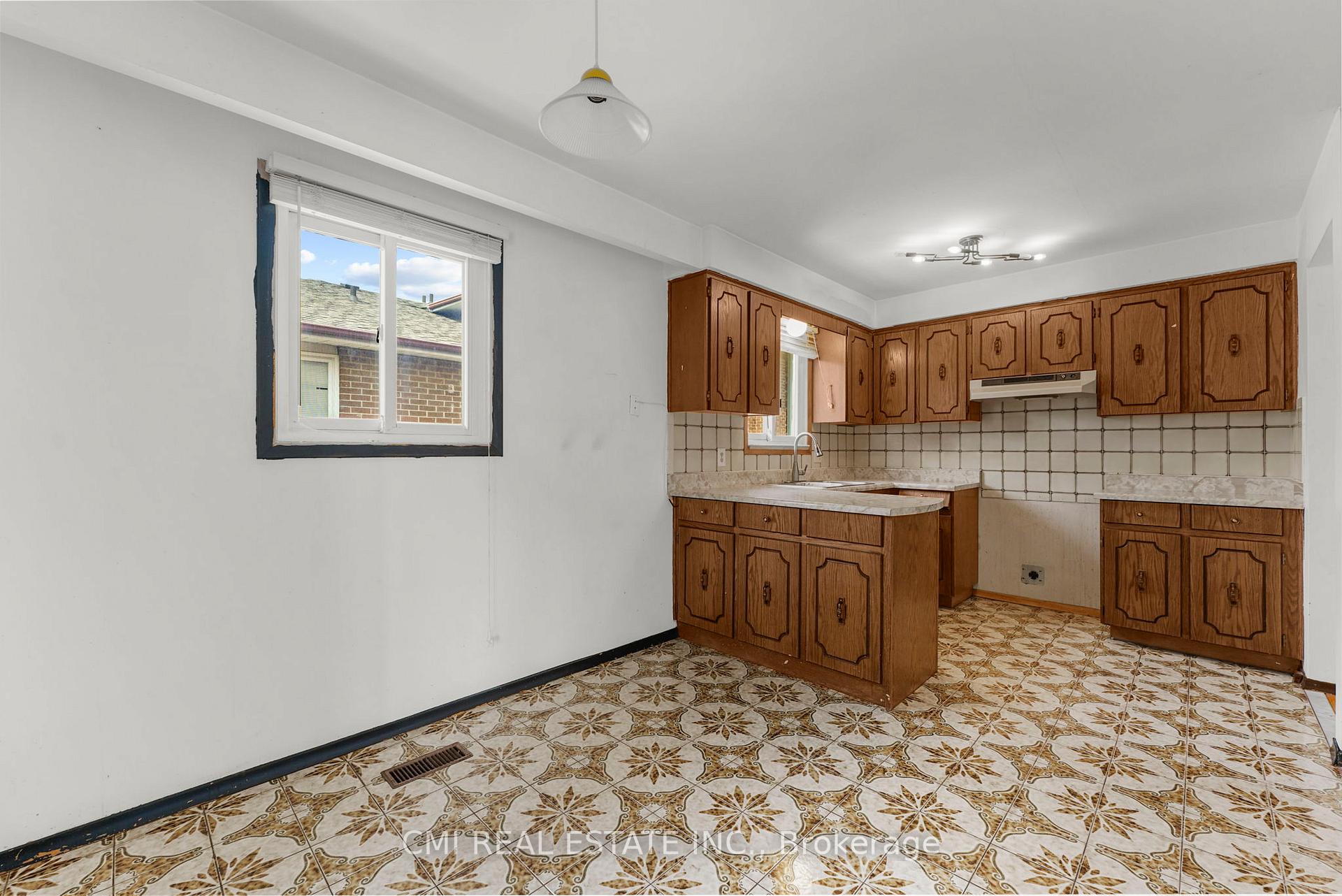 Photo 14 of 119 Albany Drive, Vaughan, West Woodbridge — HOMEH