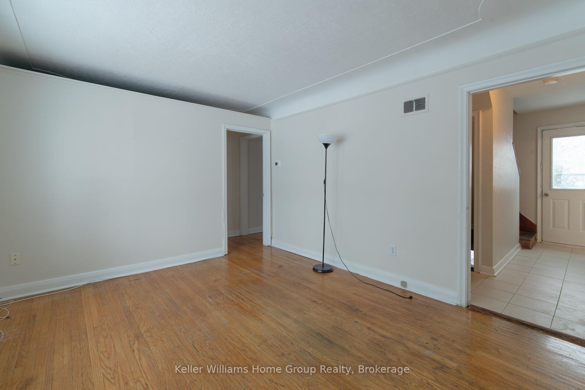 Photo 3 of 32 Dietz Avenue S, Waterloo — HOMEH