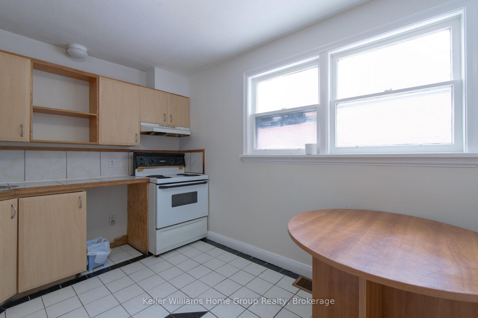 Photo 4 of 32 Dietz Avenue S, Waterloo — HOMEH
