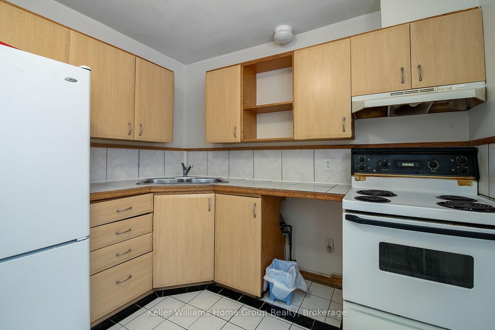 Photo 5 of 32 Dietz Avenue S, Waterloo — HOMEH