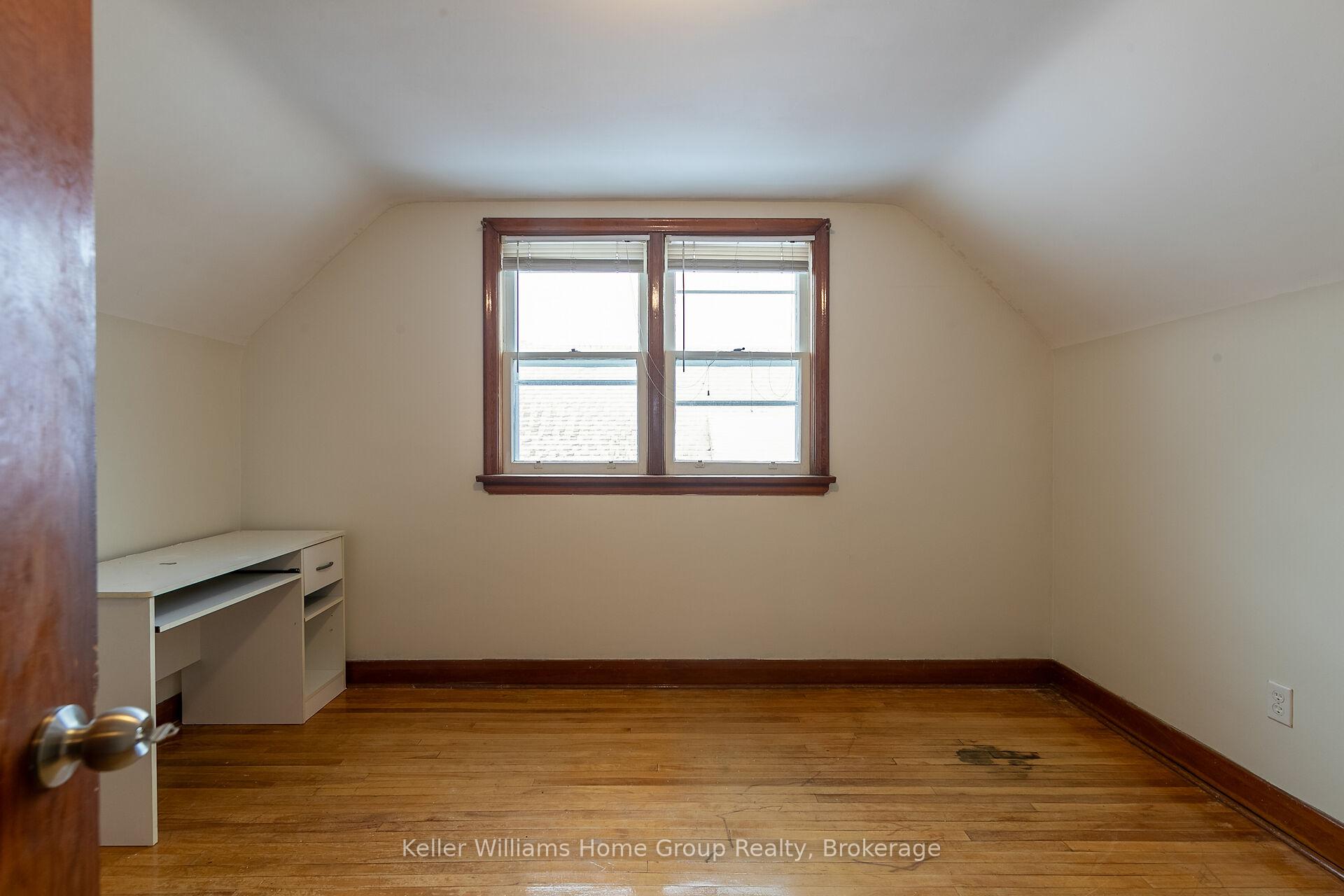 Photo 10 of 32 Dietz Avenue S, Waterloo — HOMEH