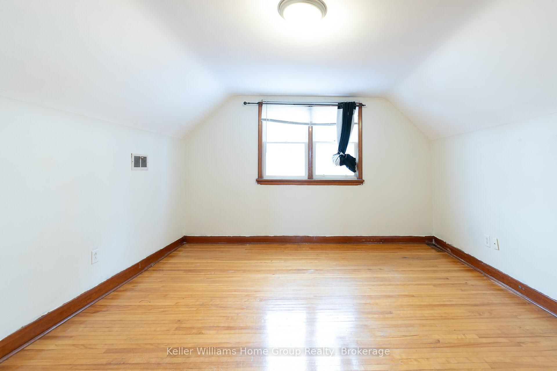 Photo 11 of 32 Dietz Avenue S, Waterloo — HOMEH
