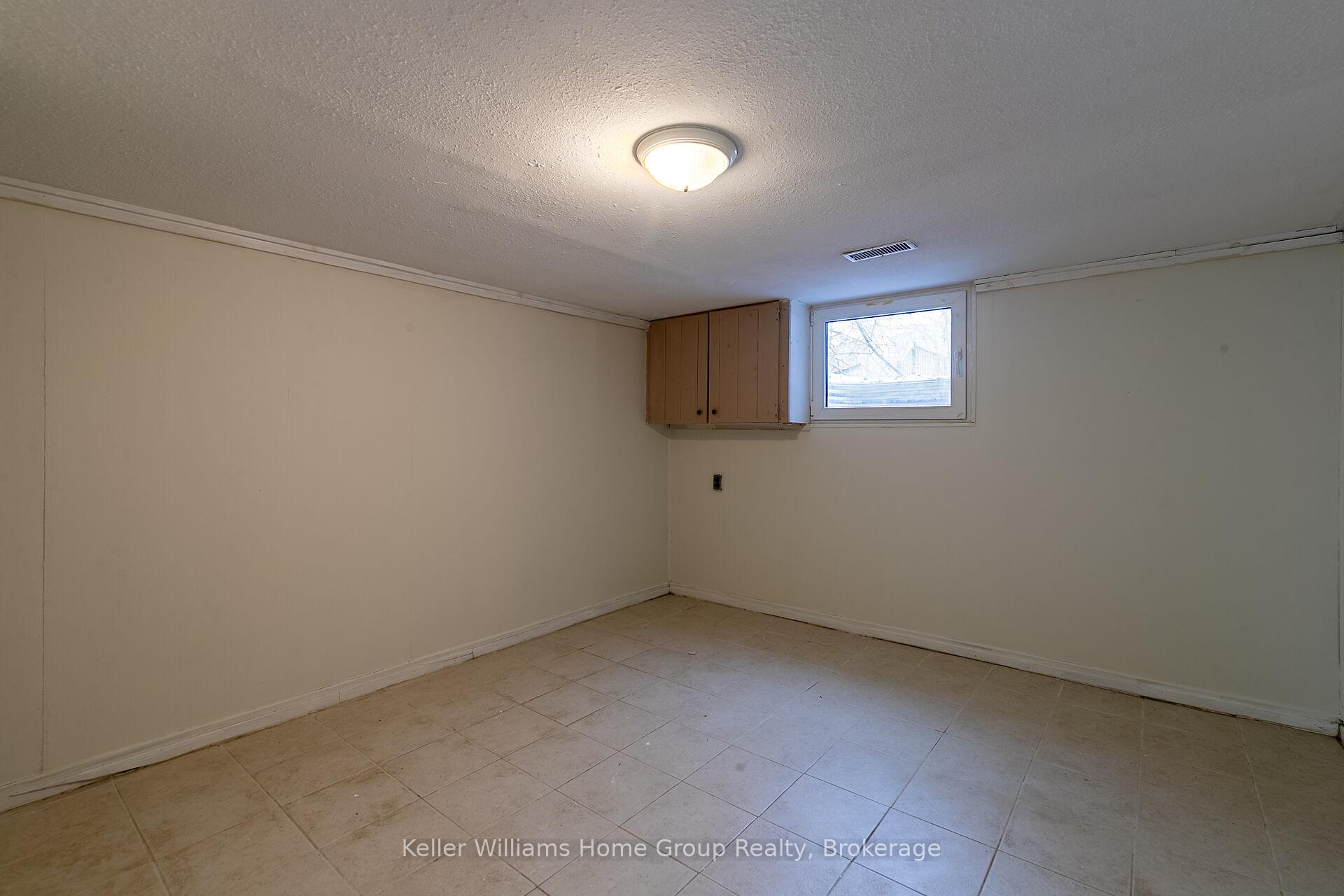 Photo 13 of 32 Dietz Avenue S, Waterloo — HOMEH