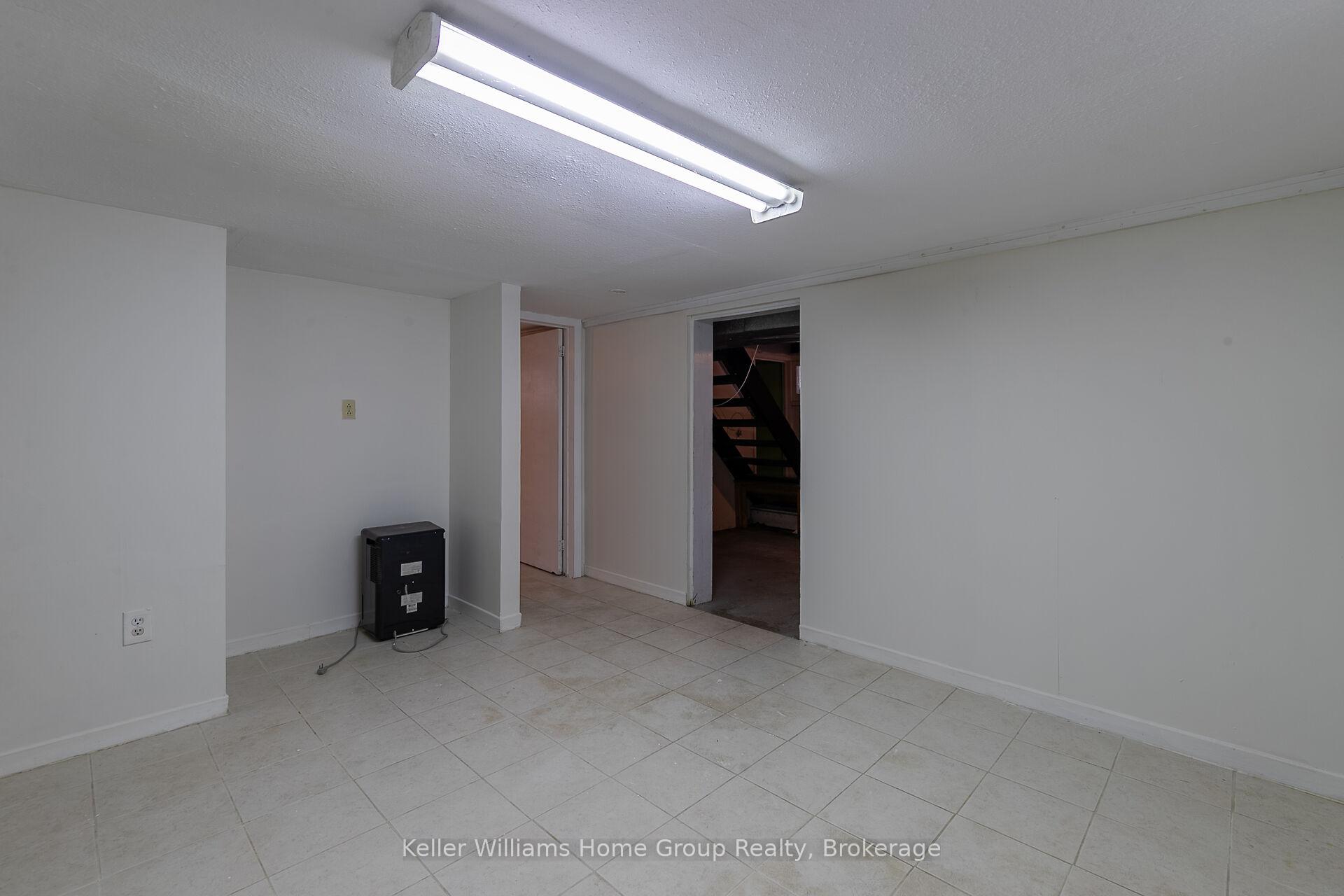 Photo 14 of 32 Dietz Avenue S, Waterloo — HOMEH
