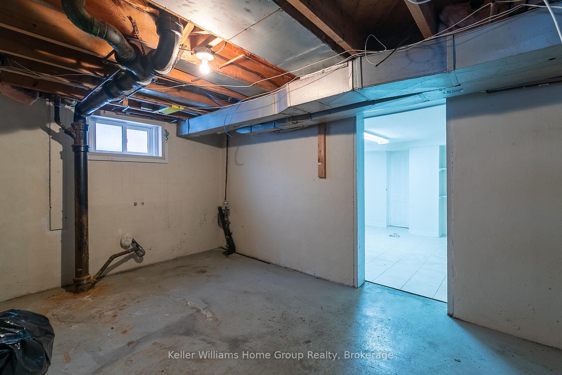 Photo 15 of 32 Dietz Avenue S, Waterloo — HOMEH