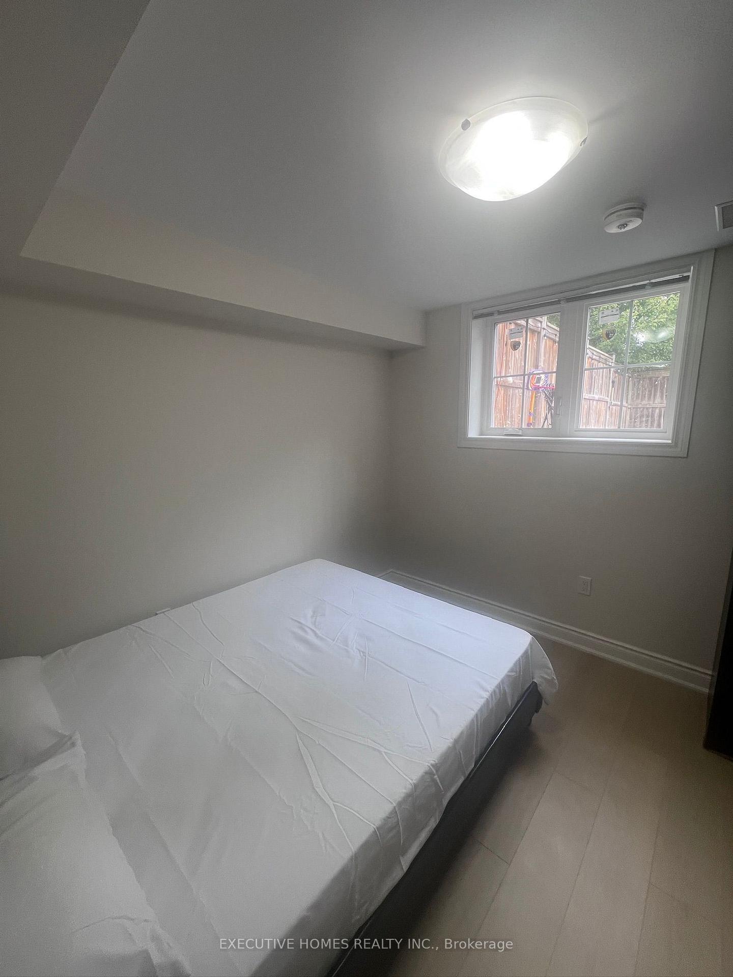 Photo 4 of 33 James Govan Drive, Whitby, Port Whitby — HOMEH