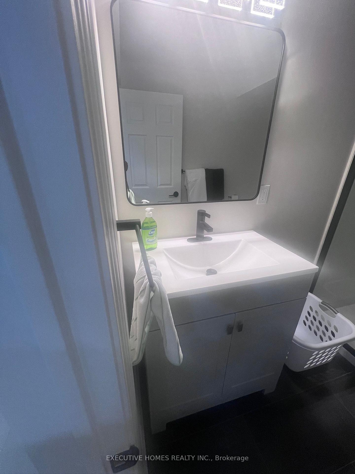 Photo 13 of 33 James Govan Drive, Whitby, Port Whitby — HOMEH