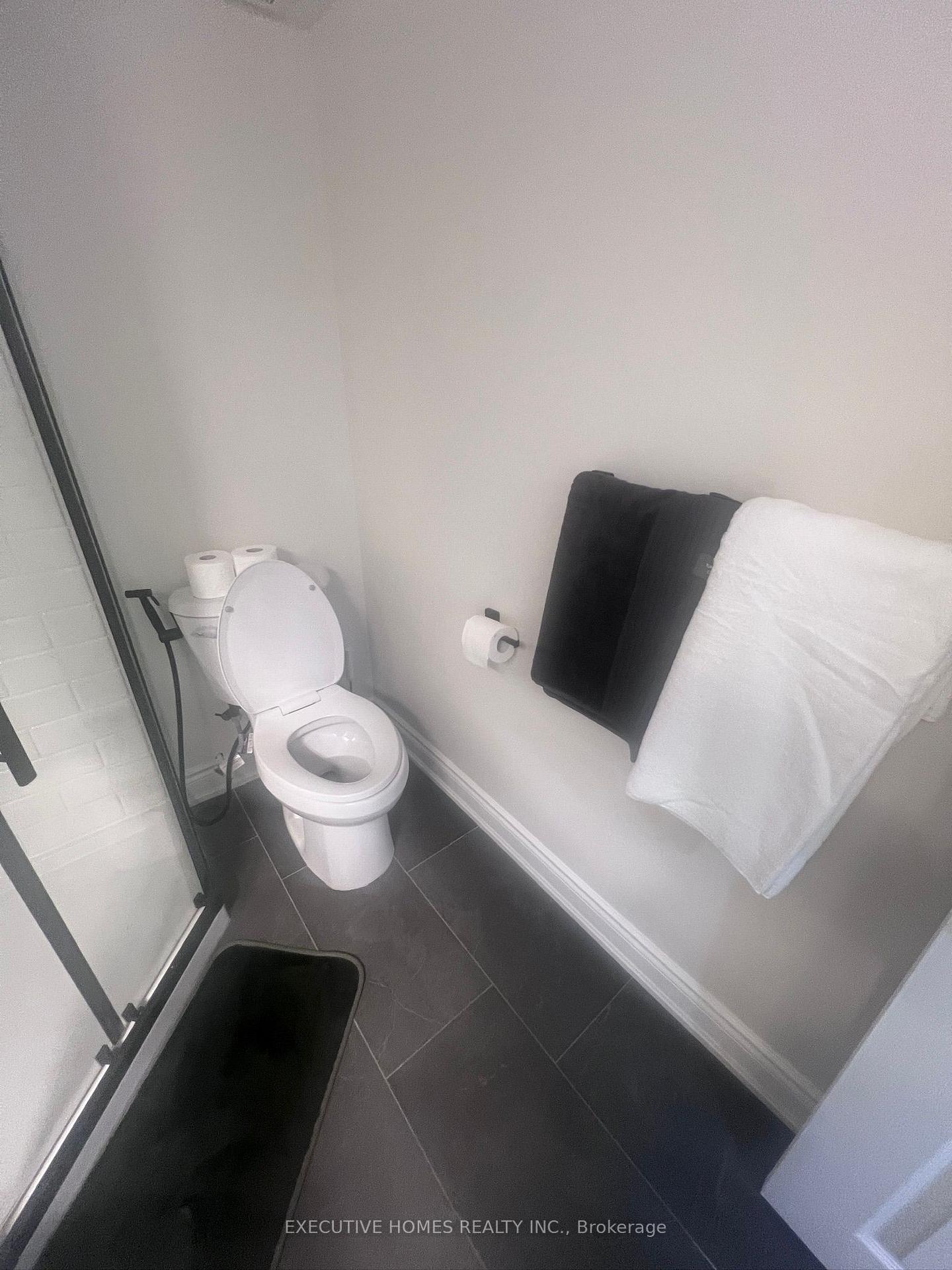 Photo 14 of 33 James Govan Drive, Whitby, Port Whitby — HOMEH