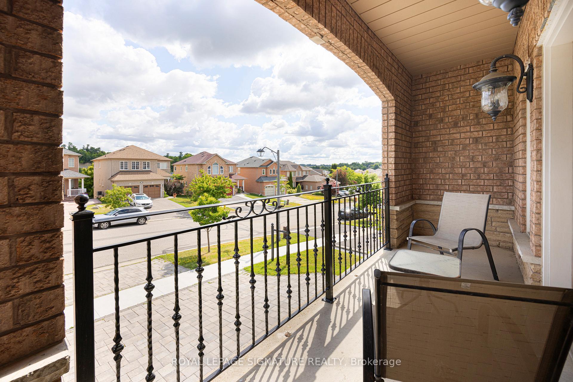 Photo 17 of 559 Royalpark Way, Vaughan, Elder Mills — HOMEH