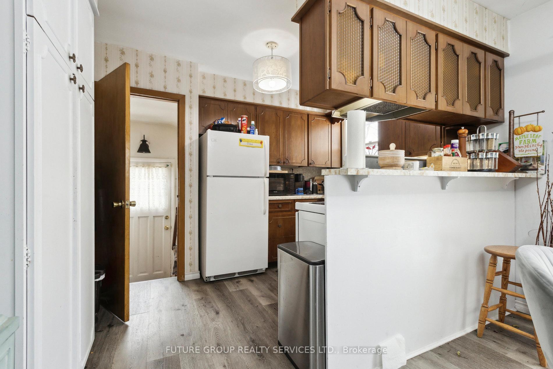 Photo 11 of 123 Elgin Crescent, Waterloo — HOMEH