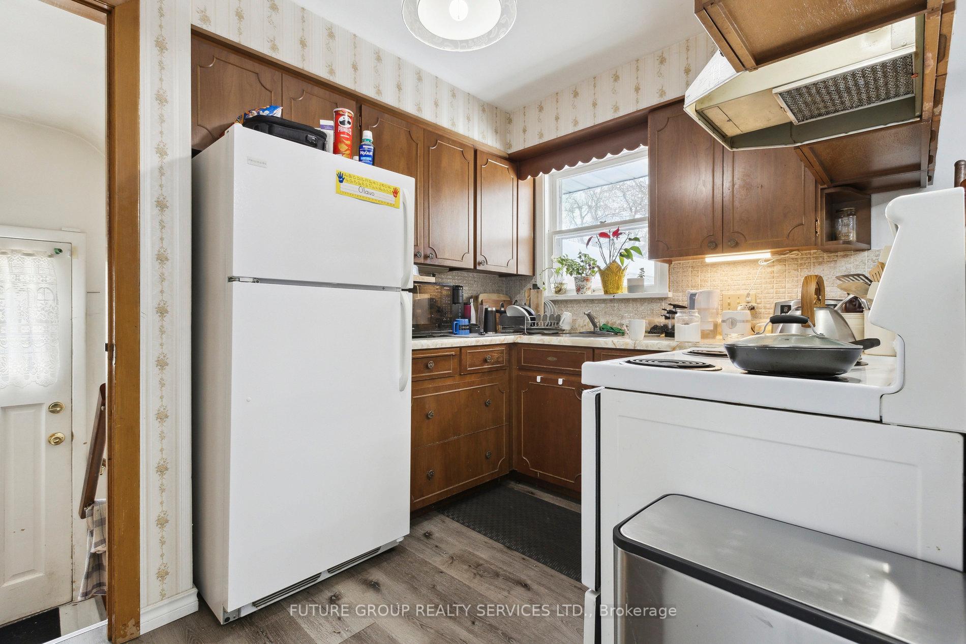 Photo 12 of 123 Elgin Crescent, Waterloo — HOMEH
