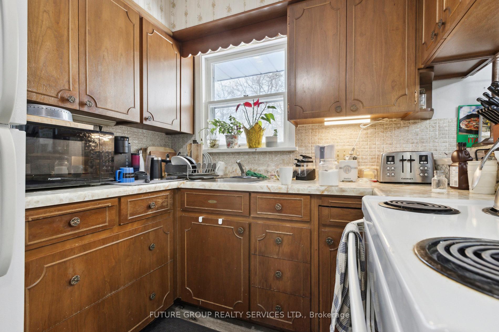 Photo 13 of 123 Elgin Crescent, Waterloo — HOMEH