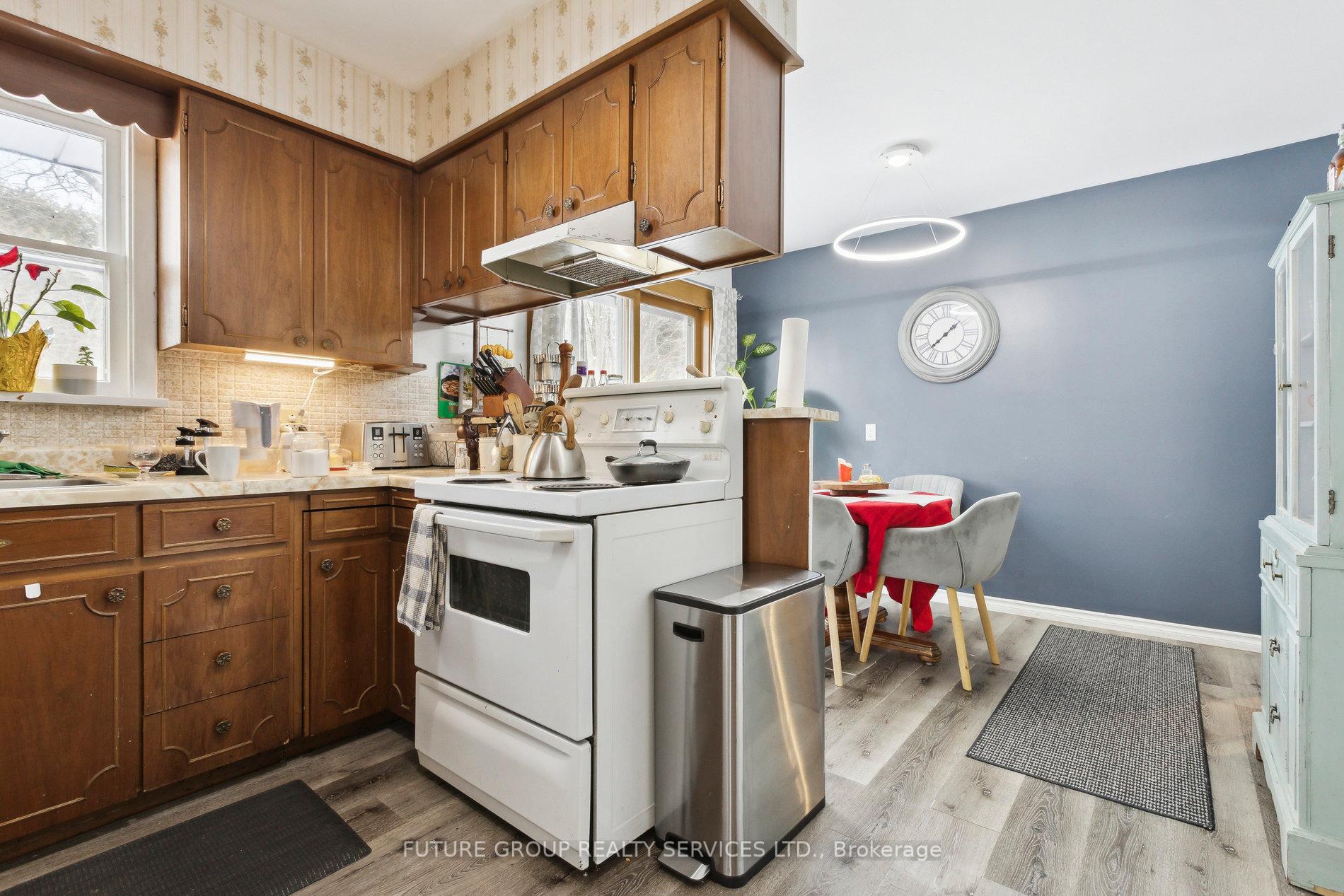 Photo 14 of 123 Elgin Crescent, Waterloo — HOMEH