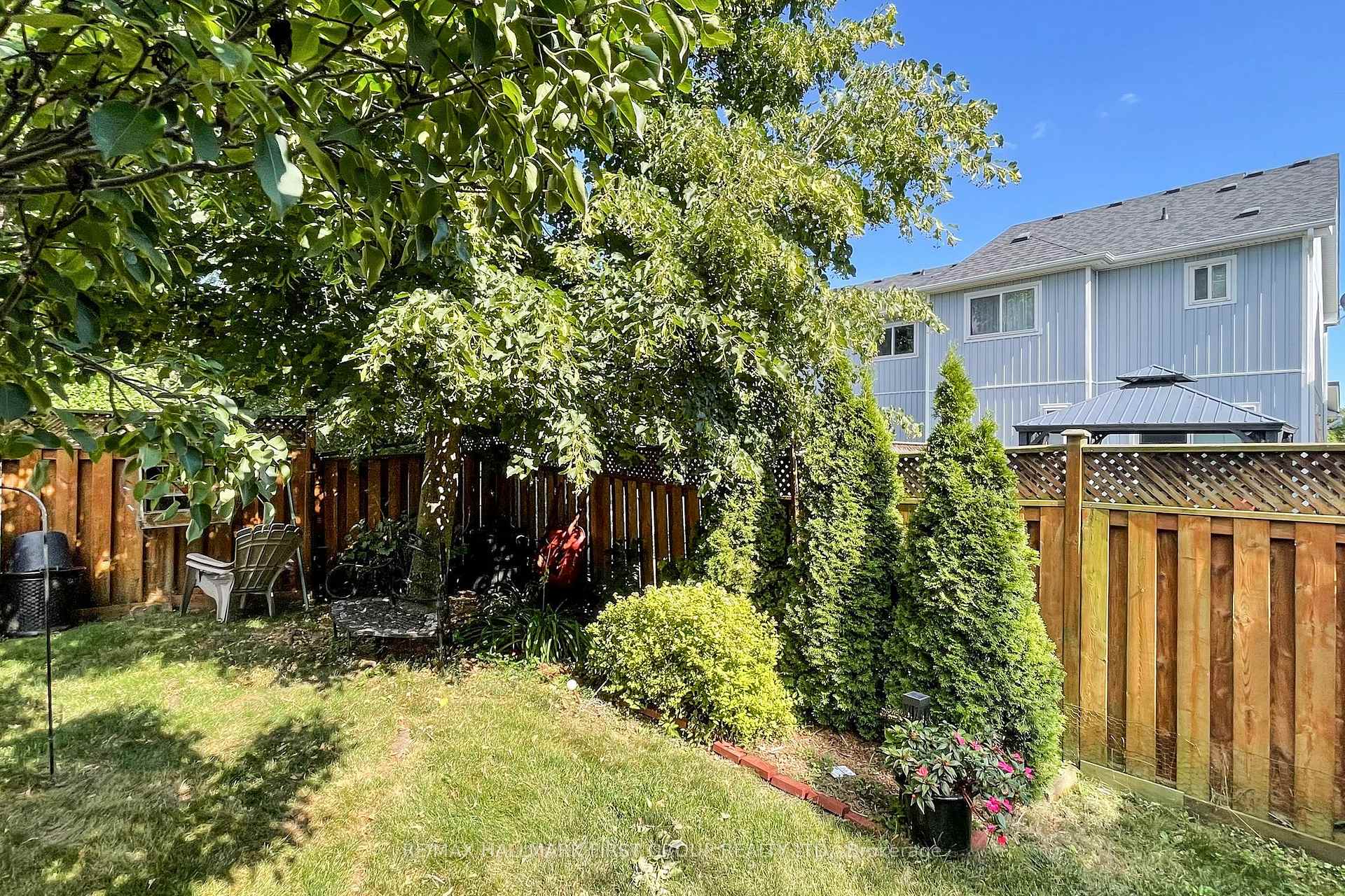 Photo 13 of 33 Wessex Drive, Whitby, Brooklin — HOMEH