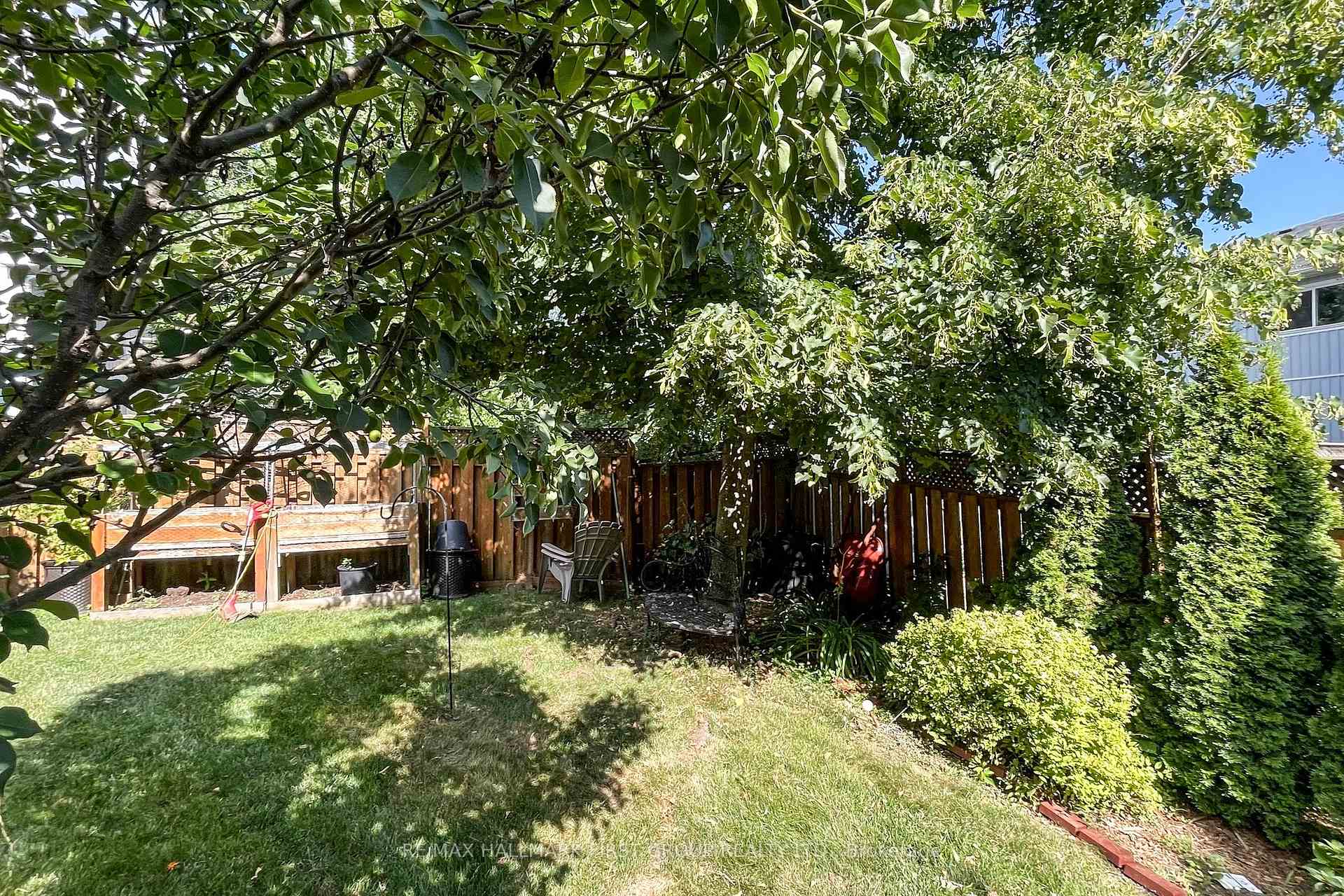 Photo 14 of 33 Wessex Drive, Whitby, Brooklin — HOMEH