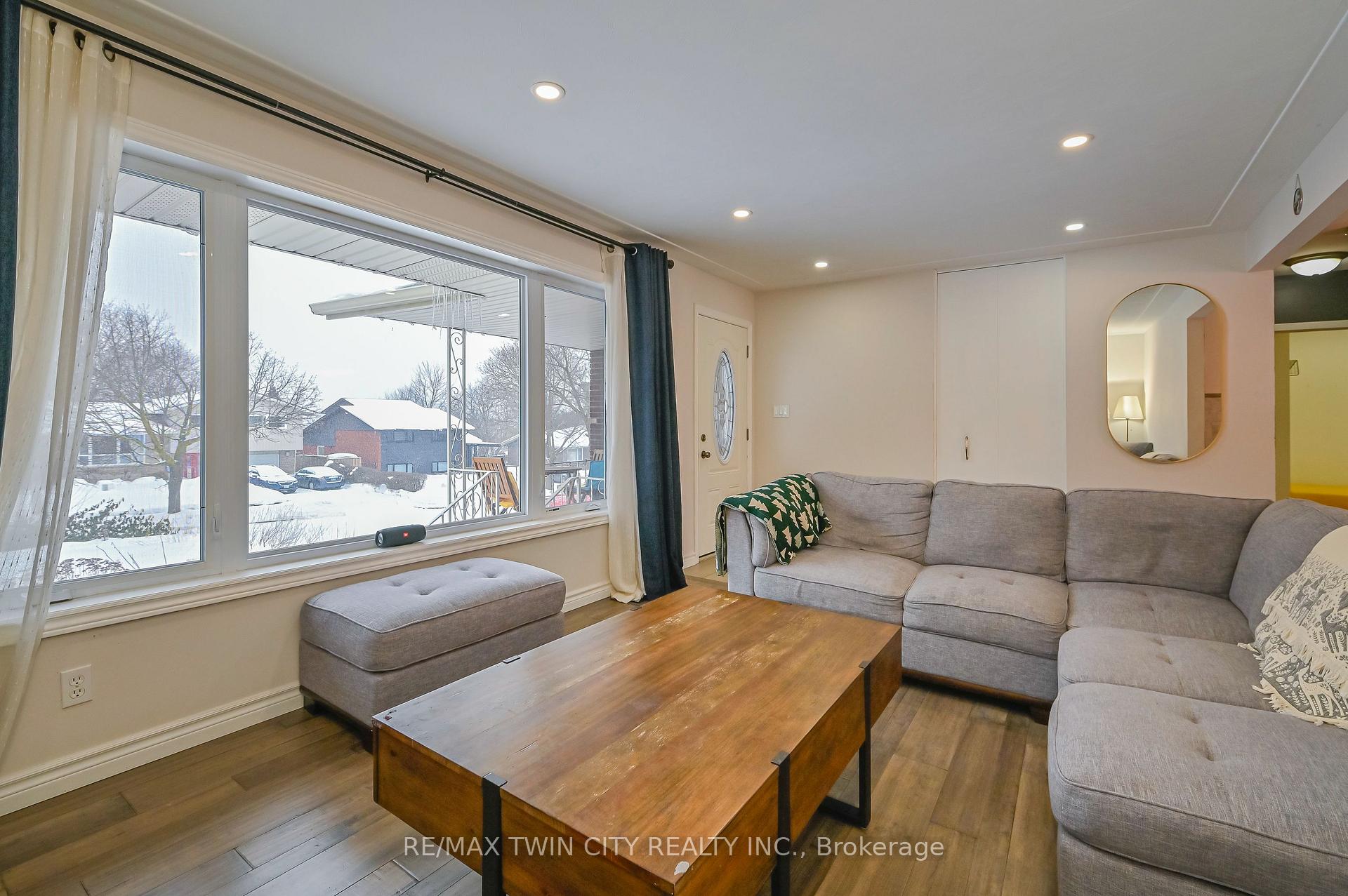 Photo 4 of 214 Winfield Avenue, Waterloo — HOMEH