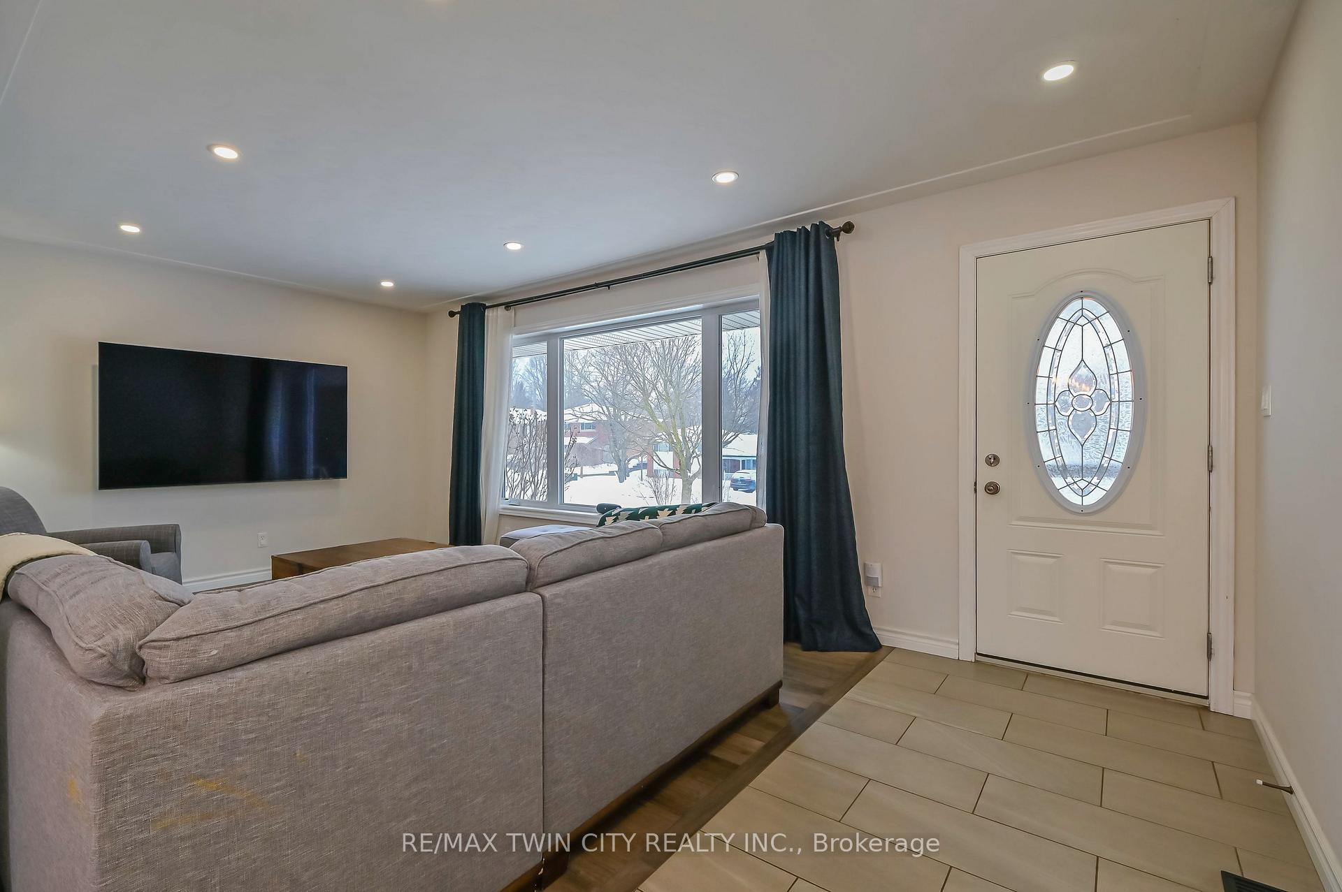Photo 8 of 214 Winfield Avenue, Waterloo — HOMEH