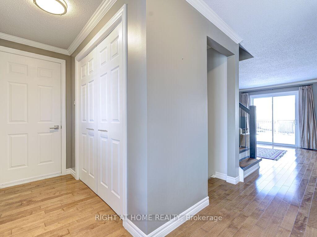 Photo 5 of 548 Westvale Drive, Waterloo — HOMEH