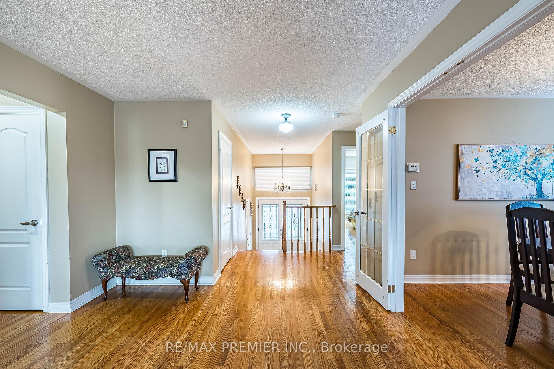 Photo 5 of 457 Glenkindie Avenue, Vaughan, Maple — HOMEH