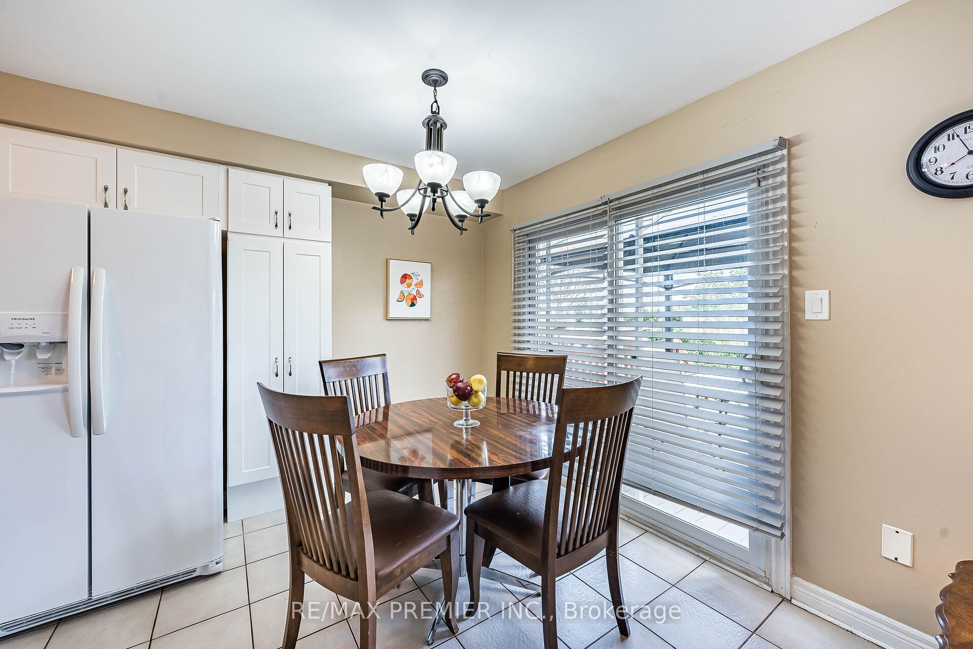 Photo 10 of 457 Glenkindie Avenue, Vaughan, Maple — HOMEH