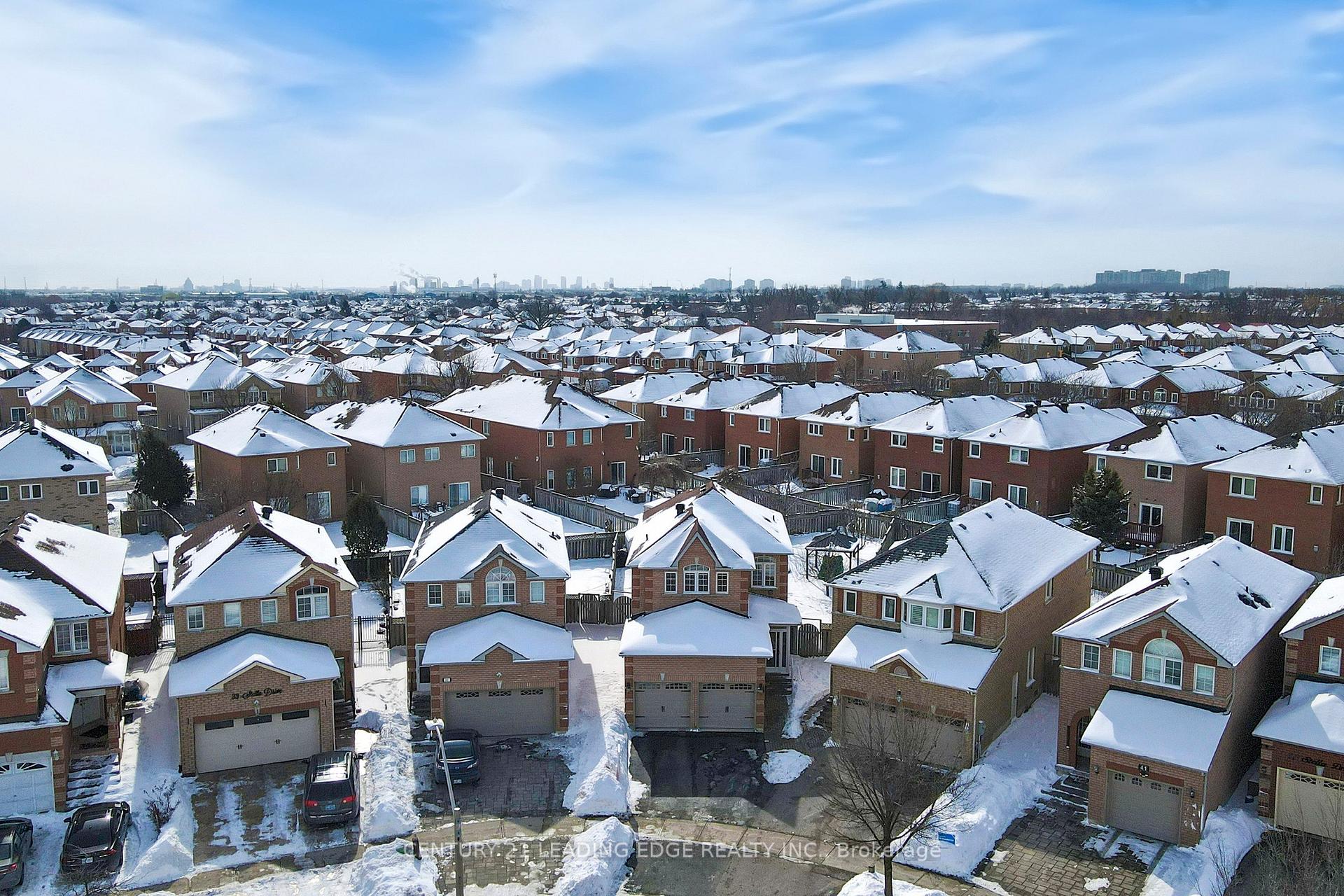 Photo 4 of 37 Stella Drive, Markham, Middlefield — HOMEH