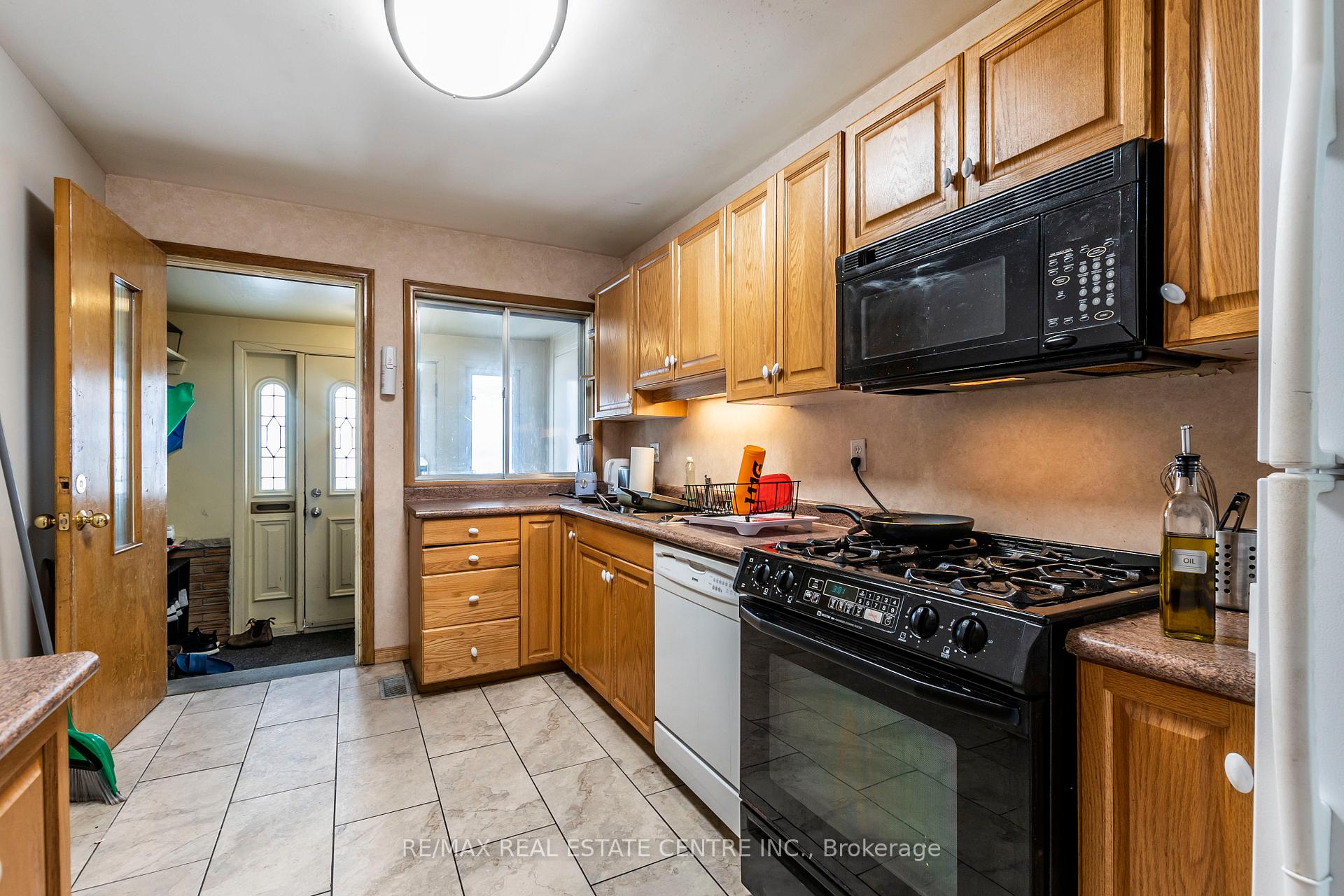 Photo 2 of 168 Elgin Crescent, Waterloo — HOMEH