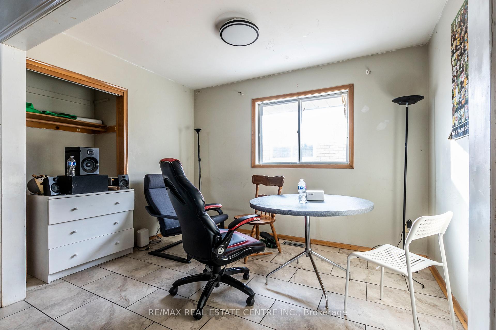 Photo 5 of 168 Elgin Crescent, Waterloo — HOMEH