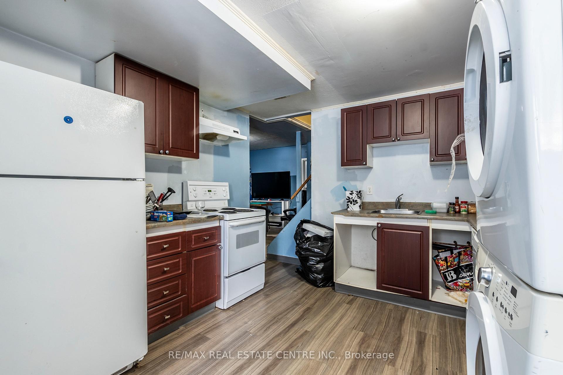 Photo 17 of 168 Elgin Crescent, Waterloo — HOMEH