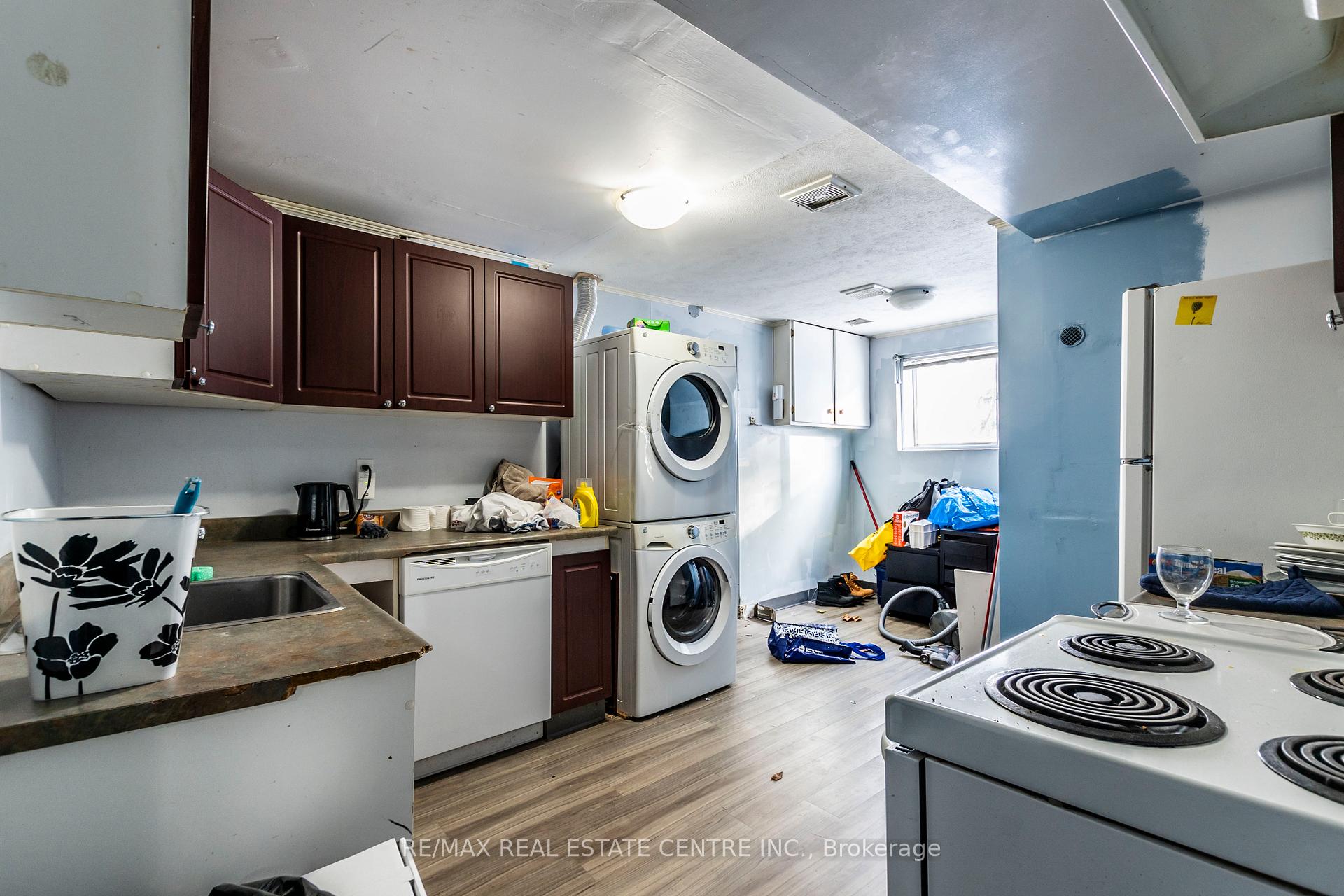 Photo 18 of 168 Elgin Crescent, Waterloo — HOMEH