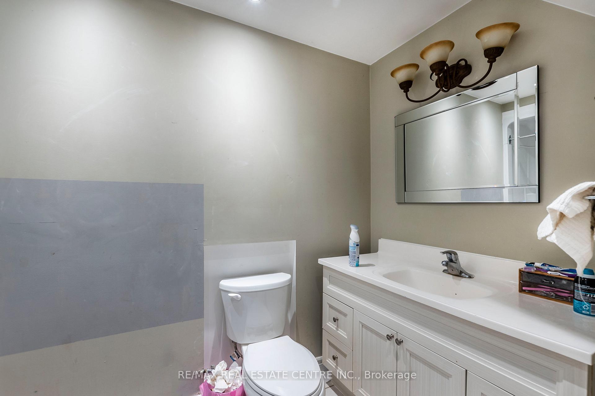 Photo 20 of 168 Elgin Crescent, Waterloo — HOMEH