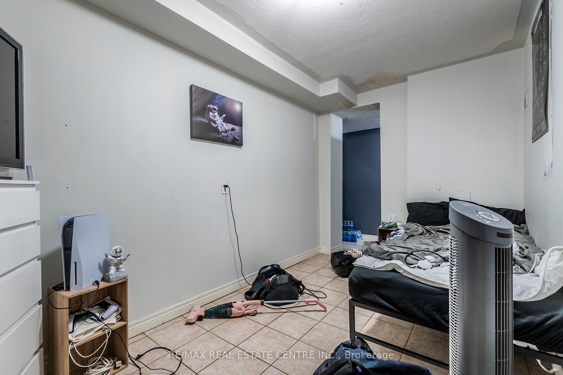 Photo 23 of 168 Elgin Crescent, Waterloo — HOMEH