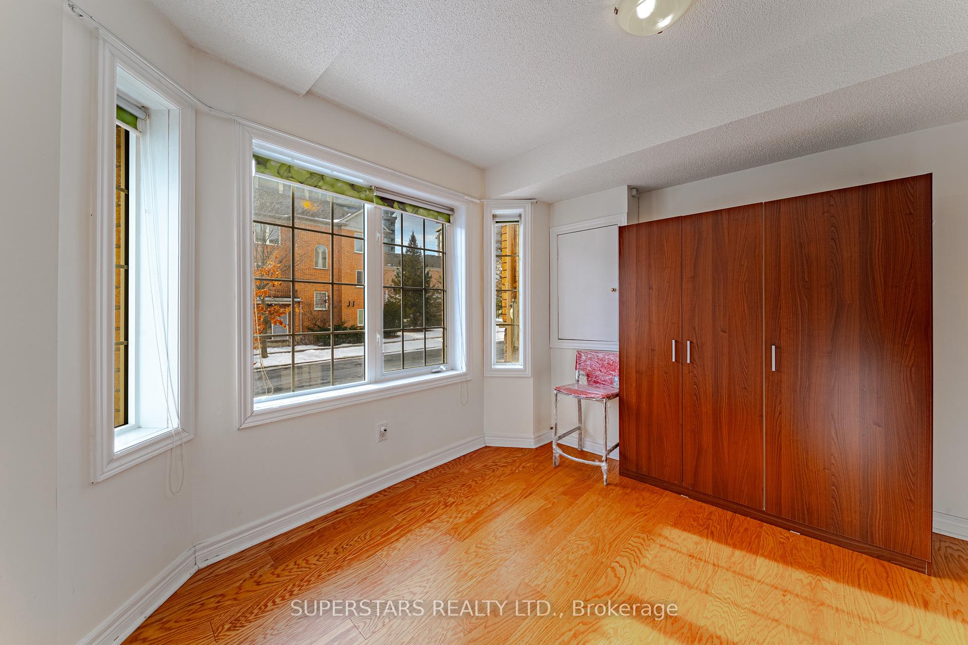 Photo 3 of 57 Leitchcroft Crescent, Markham, Commerce Valley — HOMEH