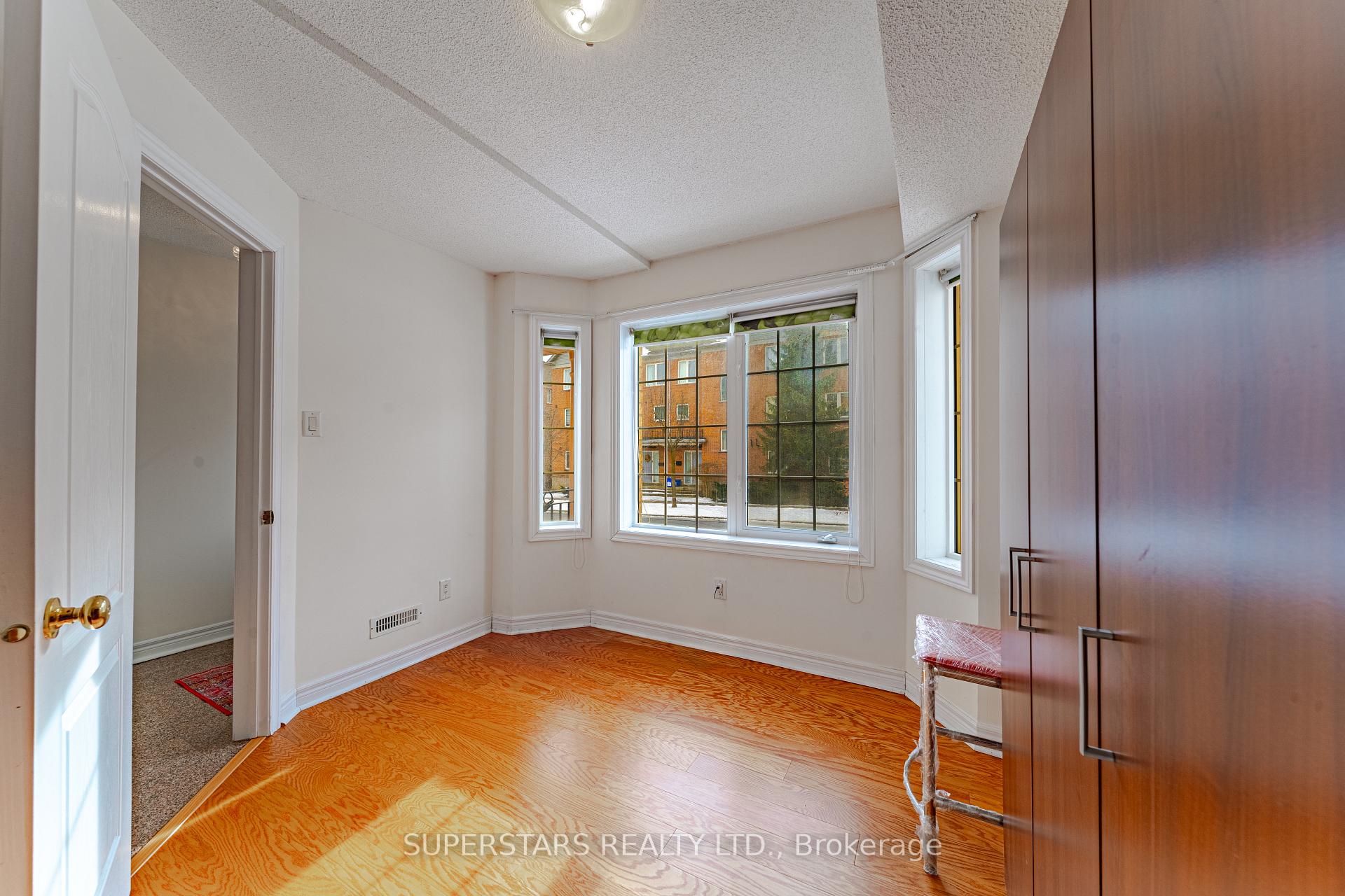 Photo 5 of 57 Leitchcroft Crescent, Markham, Commerce Valley — HOMEH