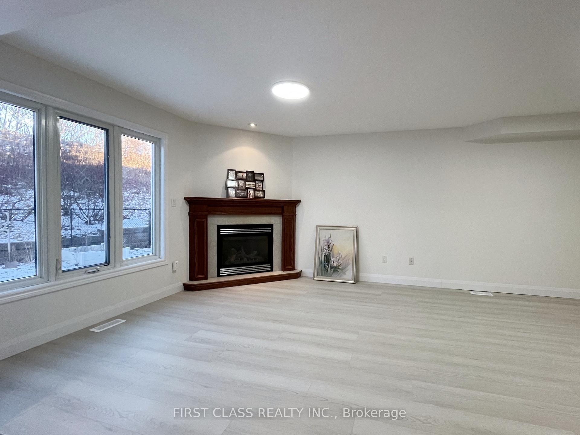 Photo 3 of 382 Tealby Crescent, Waterloo — HOMEH