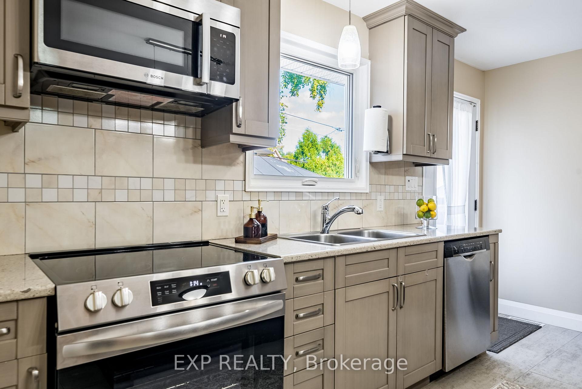 Photo 11 of 301 Kendalwood Road, Whitby, Blue Grass Meadows — HOMEH