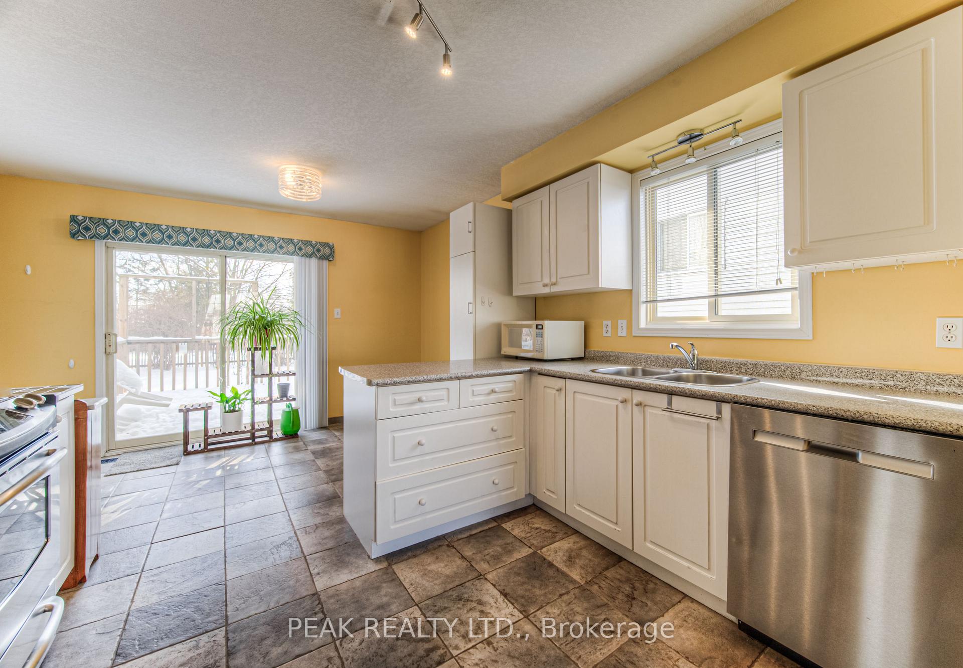 Photo 11 of 66 Bridle Trail, Waterloo — HOMEH