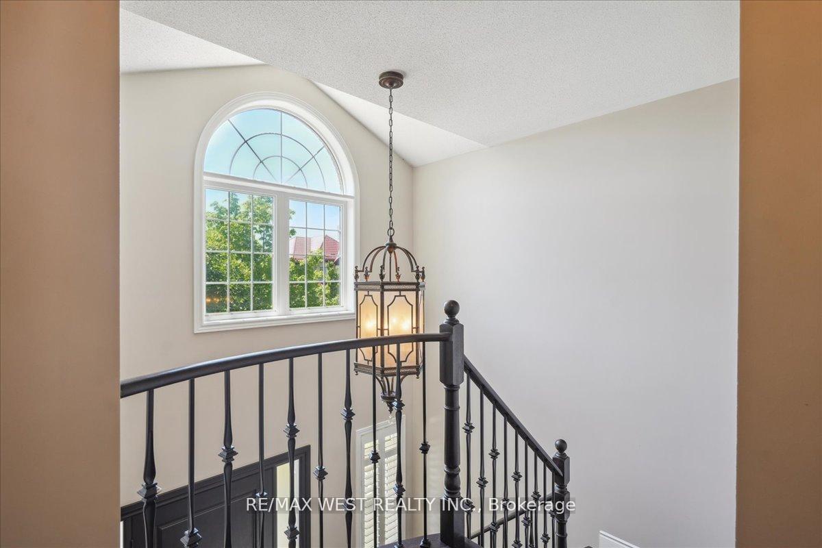 Photo 10 of 206 Shelbourne Drive, Vaughan, Vellore Village — HOMEH