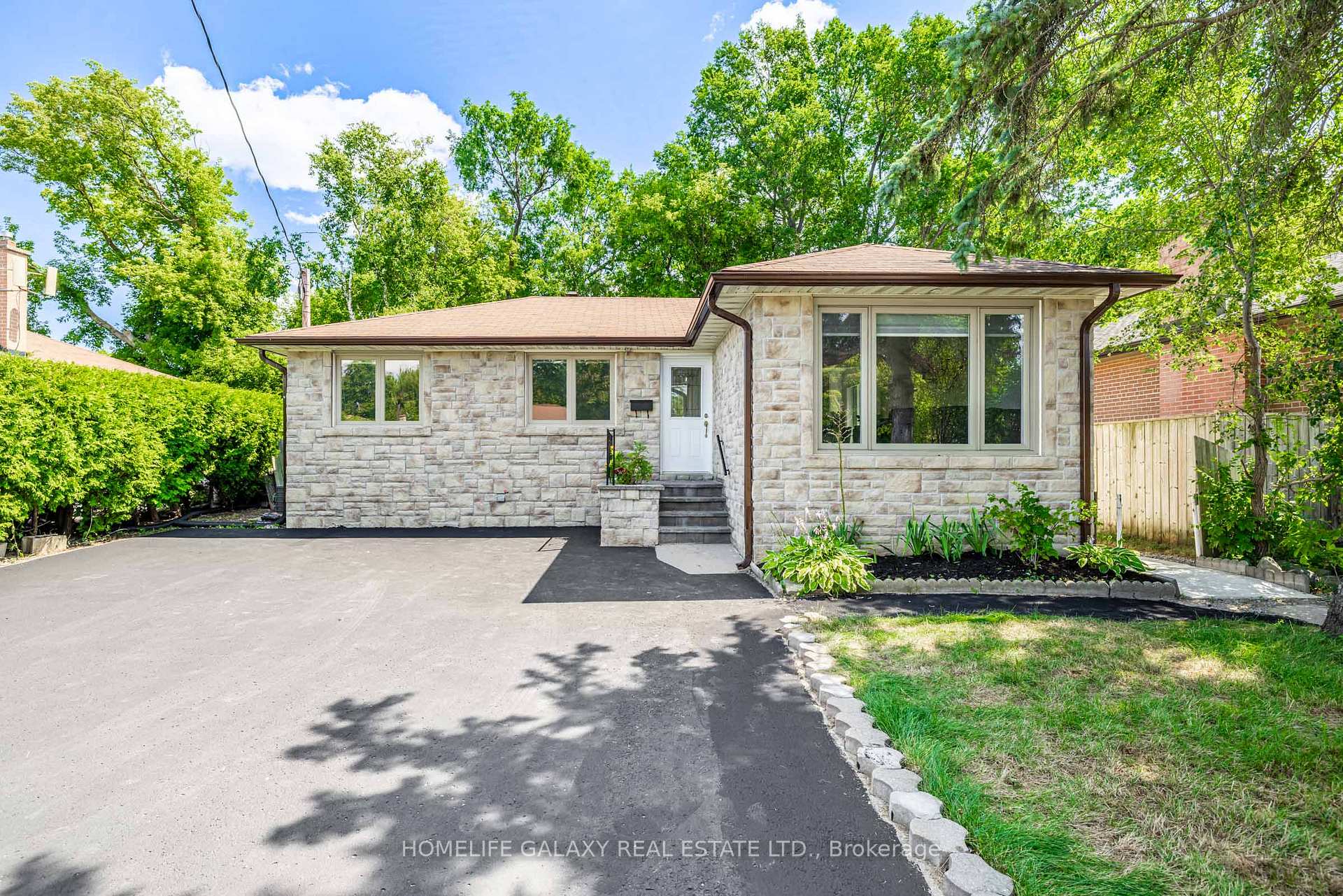Photo 2 of 133 Lupin Drive, Whitby, Downtown Whitby — HOMEH