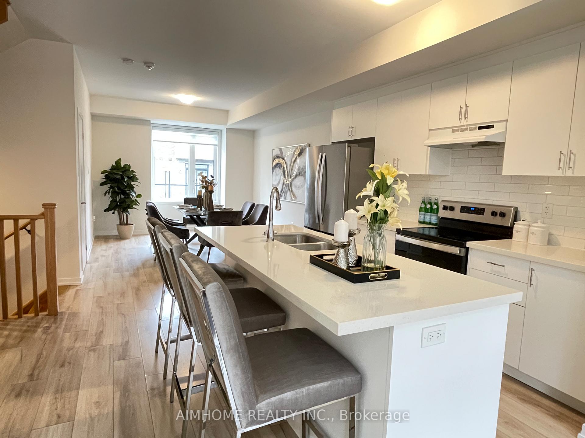 Photo 2 of 21 Aberfoyle Street, Vaughan, Patterson — HOMEH