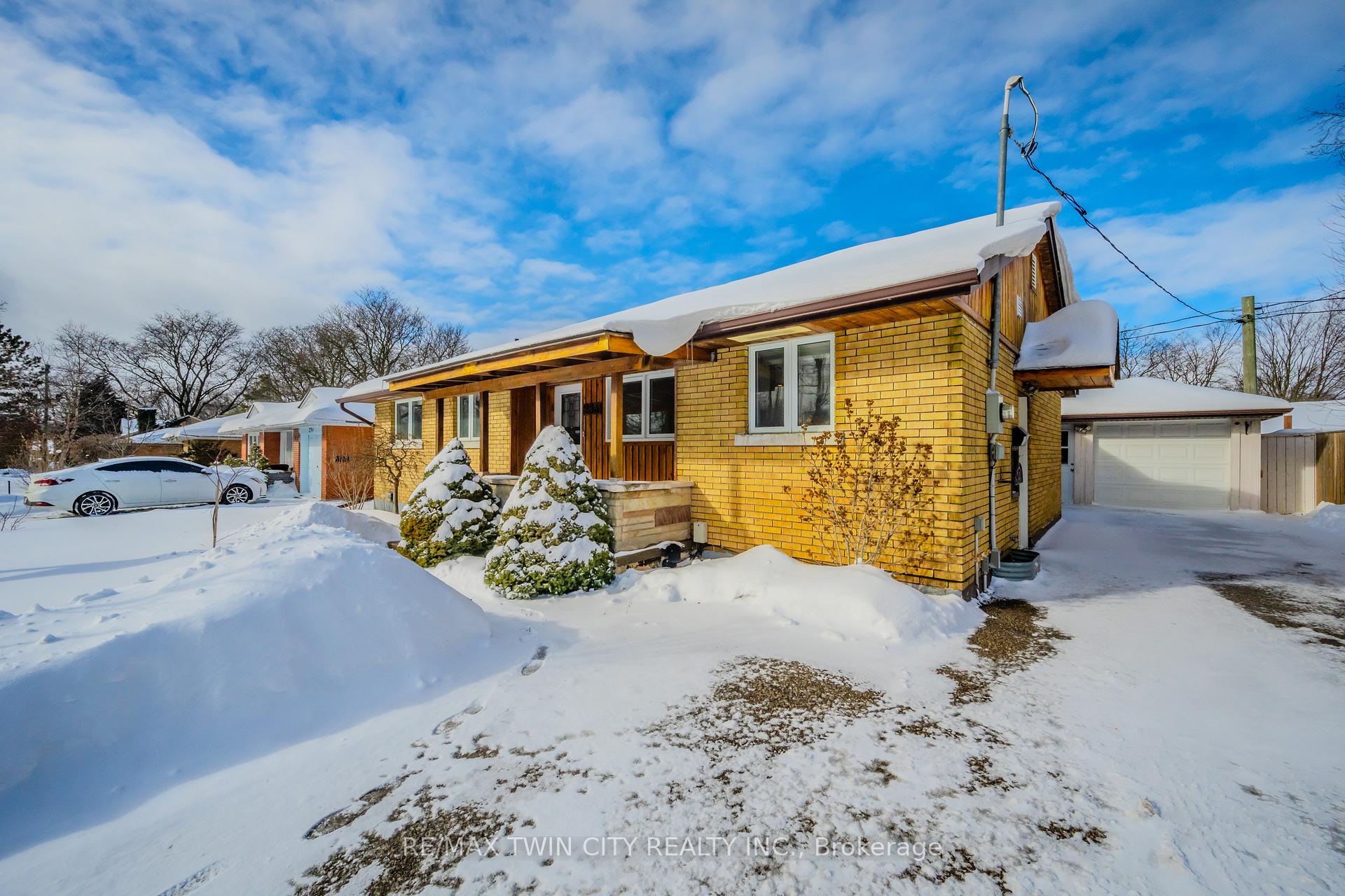 Photo 2 of 236 Erb Street E, Waterloo, Lincoln Heights — HOMEH