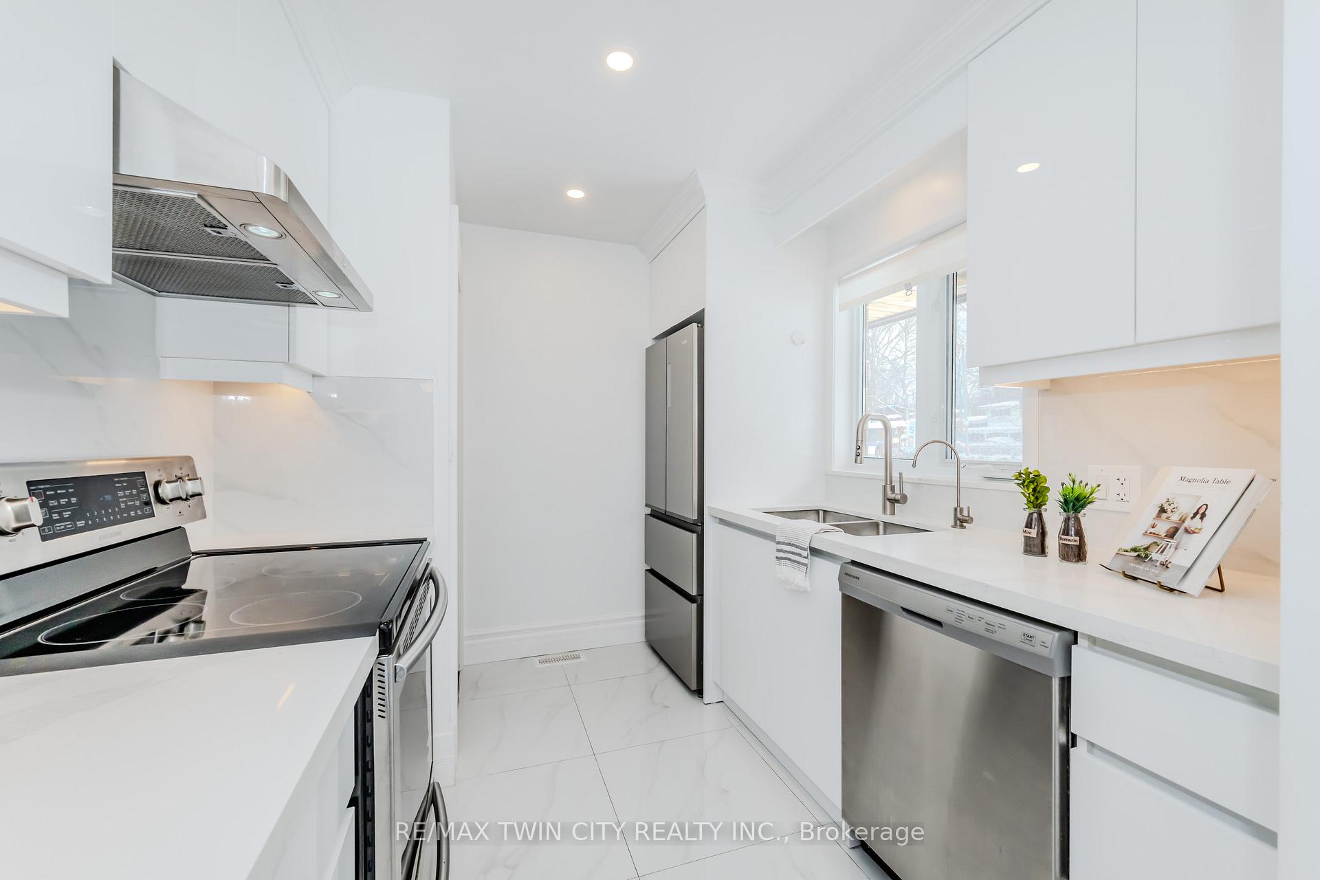 Photo 5 of 236 Erb Street E, Waterloo, Lincoln Heights — HOMEH