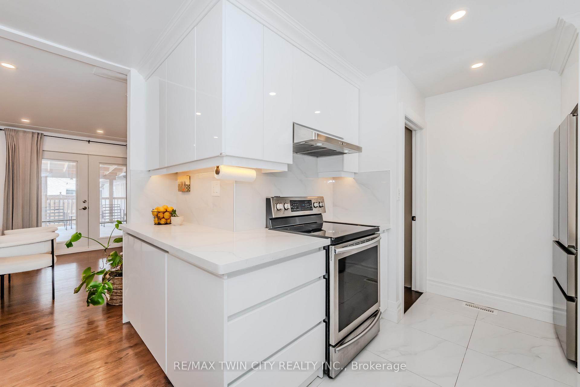 Photo 6 of 236 Erb Street E, Waterloo, Lincoln Heights — HOMEH