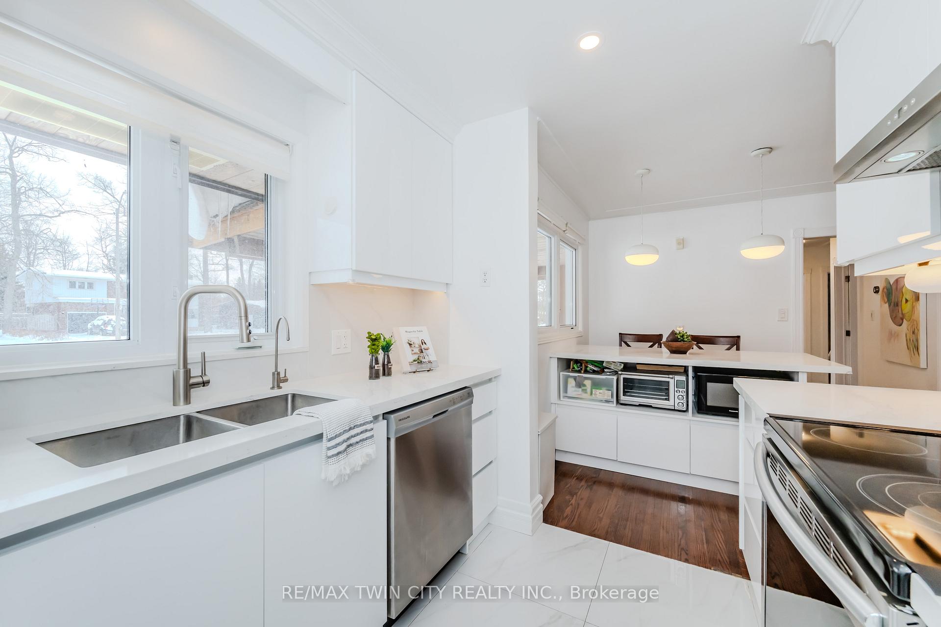 Photo 7 of 236 Erb Street E, Waterloo, Lincoln Heights — HOMEH