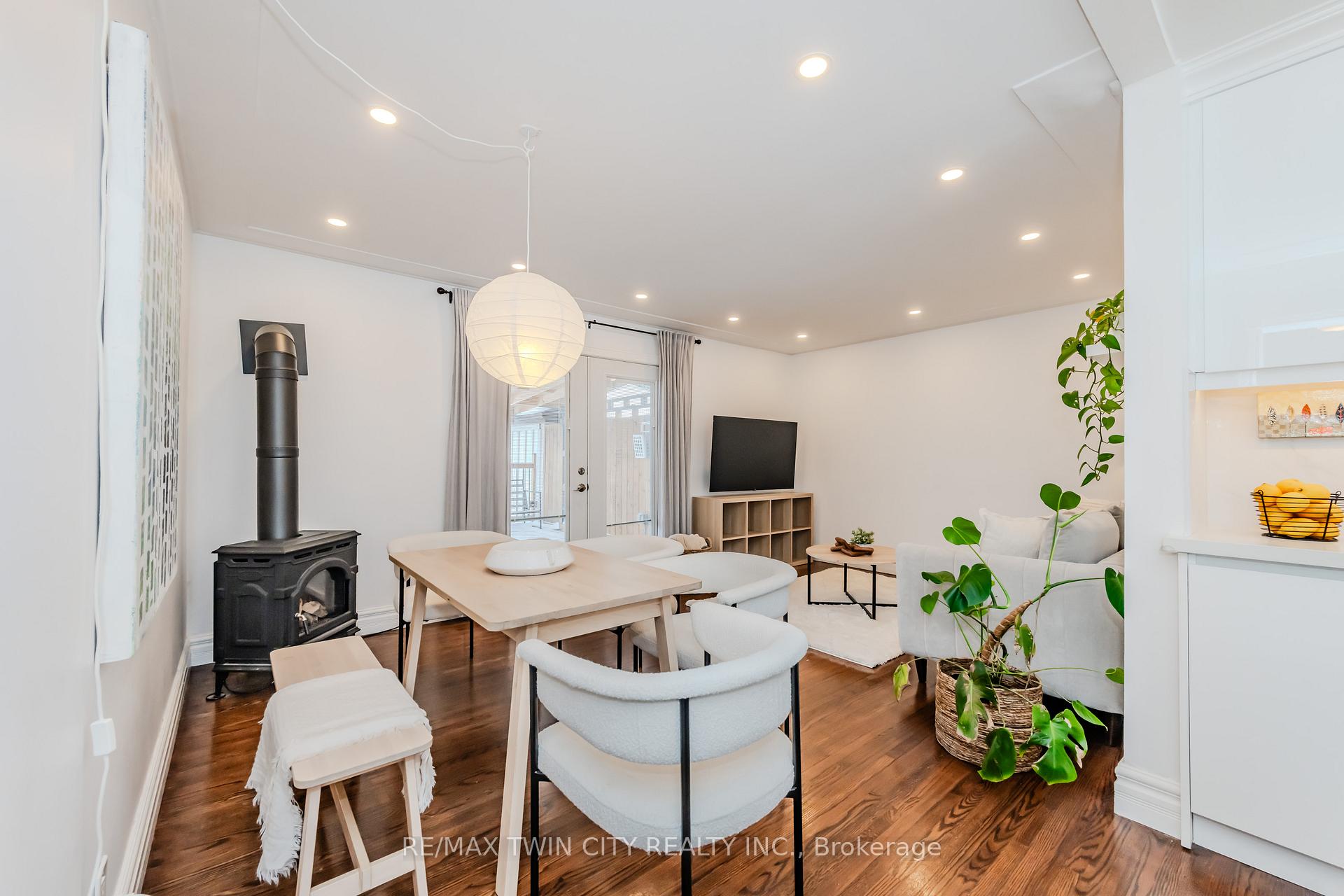 Photo 9 of 236 Erb Street E, Waterloo, Lincoln Heights — HOMEH
