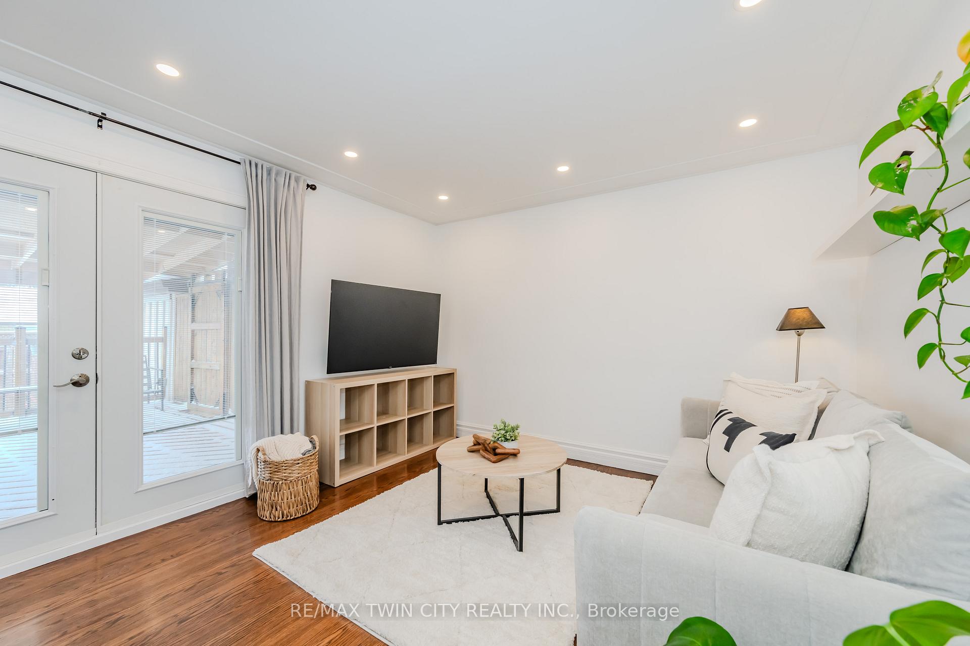 Photo 11 of 236 Erb Street E, Waterloo, Lincoln Heights — HOMEH