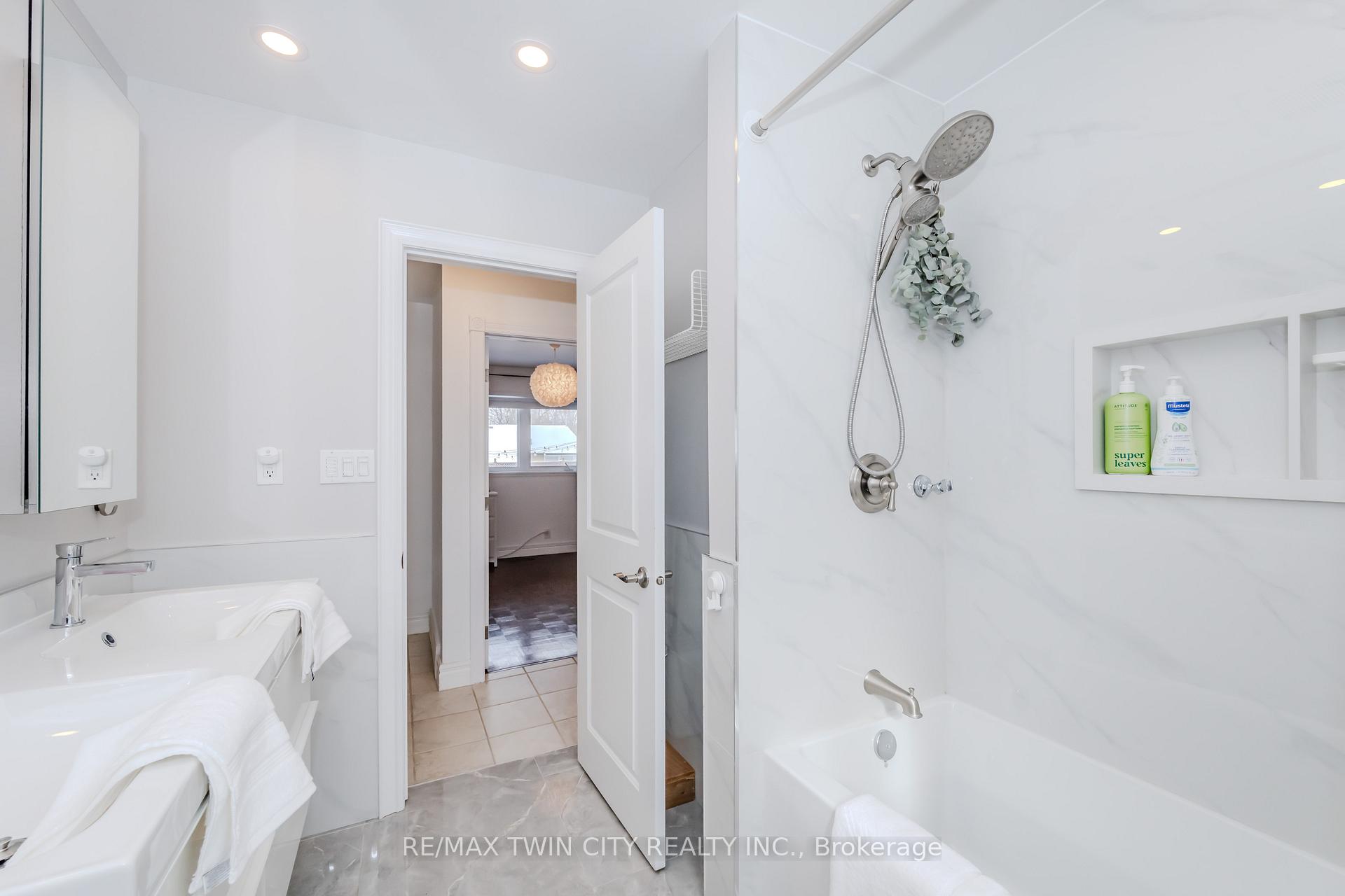 Photo 17 of 236 Erb Street E, Waterloo, Lincoln Heights — HOMEH