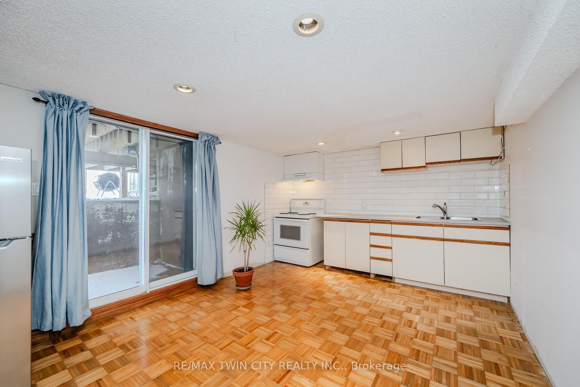 Photo 18 of 236 Erb Street E, Waterloo, Lincoln Heights — HOMEH