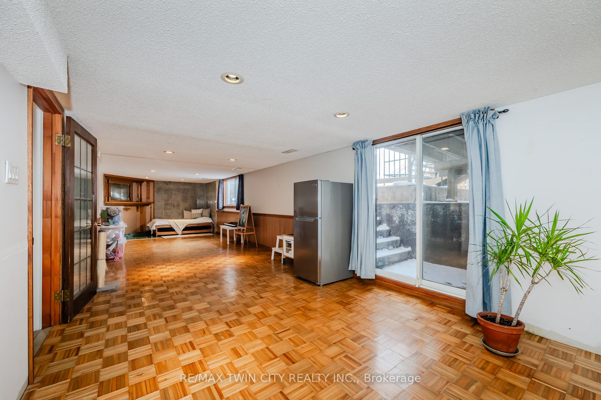 Photo 19 of 236 Erb Street E, Waterloo, Lincoln Heights — HOMEH