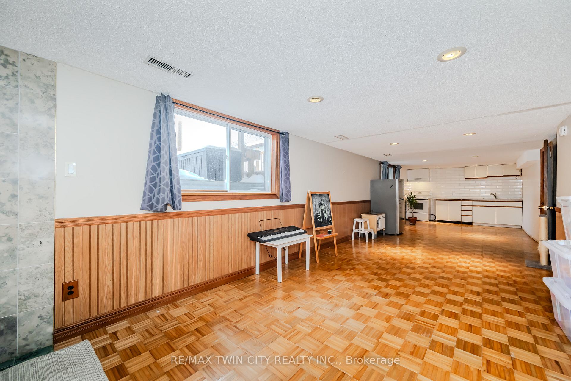 Photo 20 of 236 Erb Street E, Waterloo, Lincoln Heights — HOMEH
