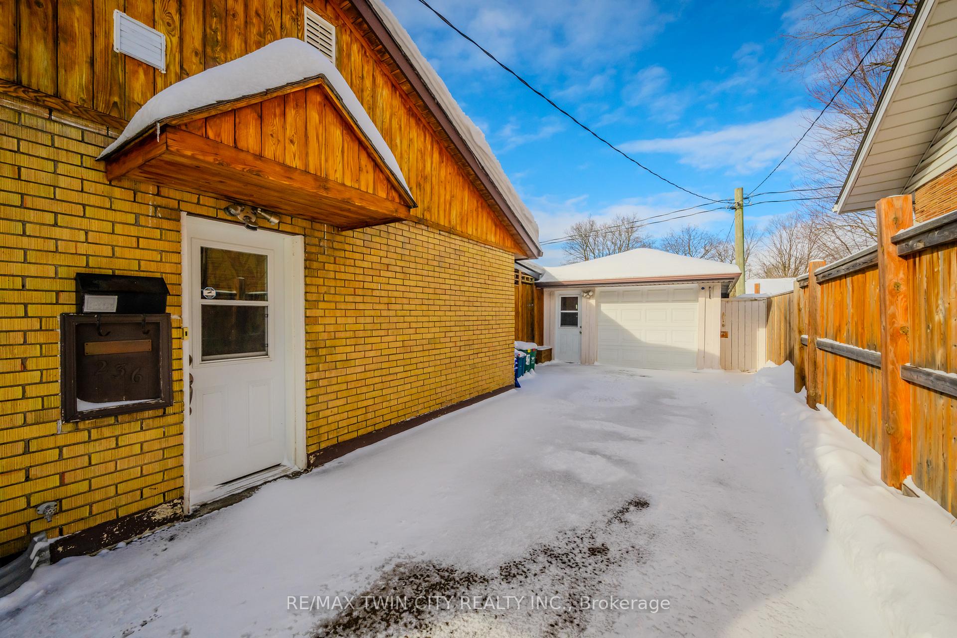 Photo 23 of 236 Erb Street E, Waterloo, Lincoln Heights — HOMEH